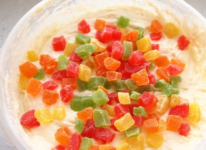 1. Этап. Яблочный пирог с творогом и цукатами: 5. Замешиваю тесто, добавляю в него цукаты.