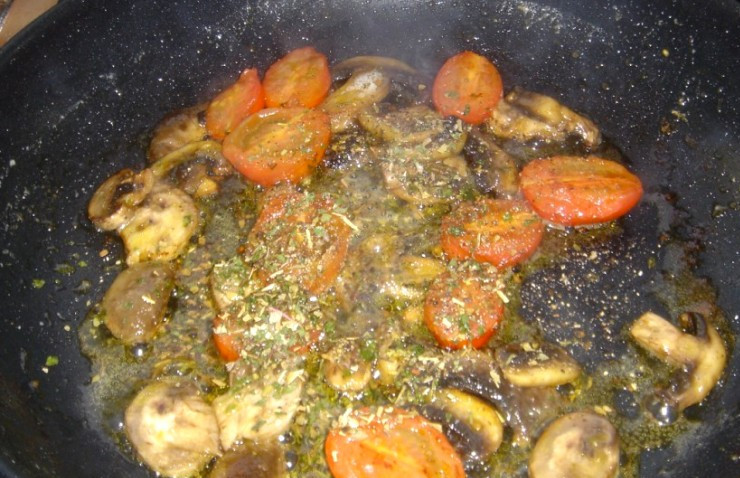 1. Этап. Яичница с шампиньонами и помидорами: В сковороде растапливаем половину сливочного масла (25 грамм) и добавляем к нему оливковое, в эту смесь выкладываем шампиньоны с помидорами, жарим их минуты 3-4 на среднем огне, затем солим все и приправляем специями.