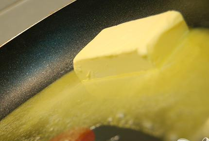 1. Этап. Омлет для двоих: 2. Растопить на сковородке масло, подрумянить ломтики картофеля и лук (10 минут), постоянно помешивая. Настало время добавить паприку, перемешать, и через 30 секунд можно снимать сковородку с огня.