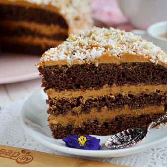 Шоколадный торт с орехами