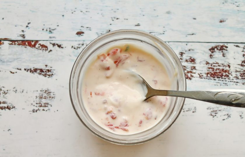 1. Этап. Салат Колдунья: В миску с помидорным соком и семенами добавьте майонез и перемешайте.