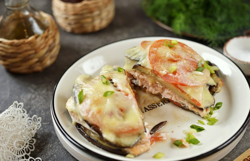 1. Этап. Форель с баклажанами в духовке: Аккуратно переложите готовую форель вместе с овощами и 