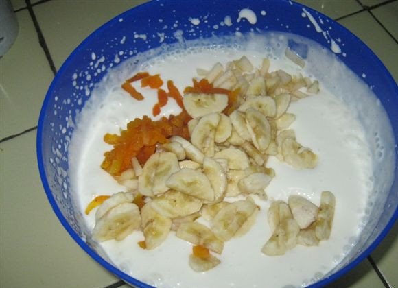 1. Этап. Торт Ивушка: 3. Добавим фрукты и перемешаем.