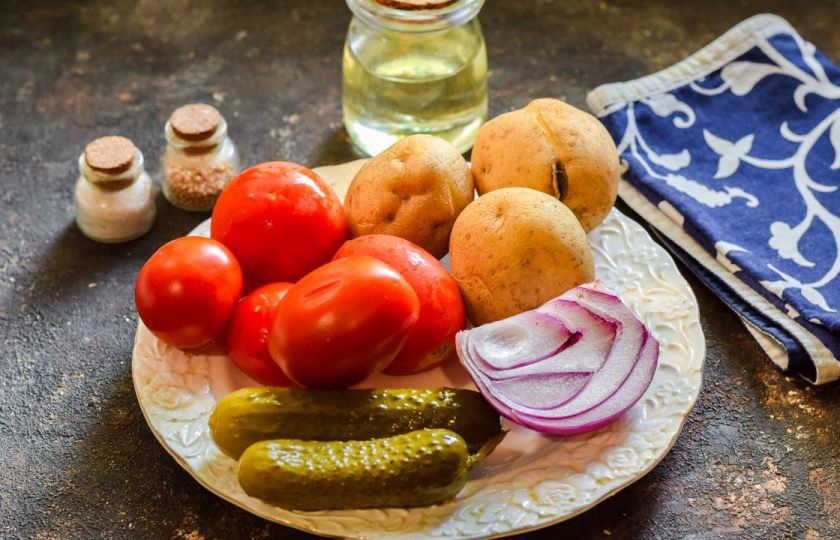 1. Этап. Селянский салат: Подготовьте все ингредиенты. Картофель заранее отварите в мундире, остудите и почистите.