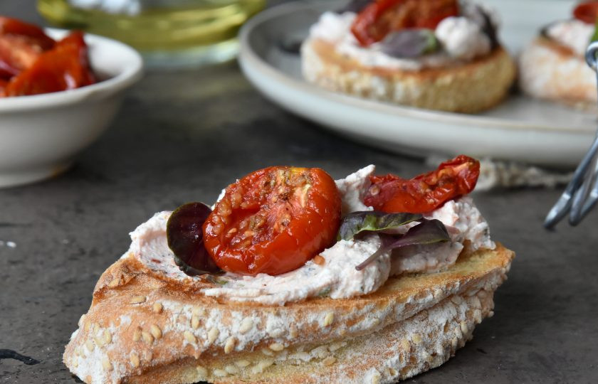 1. Этап. Творожный сыр с вялеными томатами: Ломтики ремесленного хлеба поджарьте в сухой сковороде, нанесите густой слой творожного сыра. Добавьте ломтики вяленых томатов и свежий базилик. И наслаждайтесь удивительным вкусом средиземноморья.