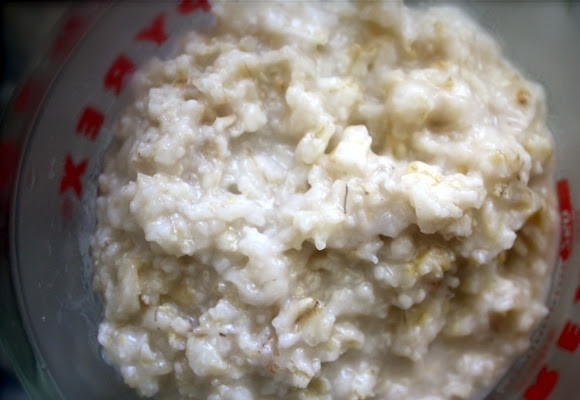 1. Этап. Оладушки из овсянки: 1. Первым делом поставьте вариться стакан овсяных хлопьев.