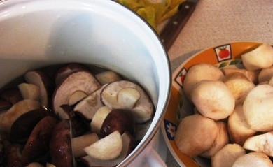 1. Этап. Маринованные грибочки: Грибные шляпки сварите до полуготовности. Затем пропустите их через сито. Остудите холодной водой и обсушите.