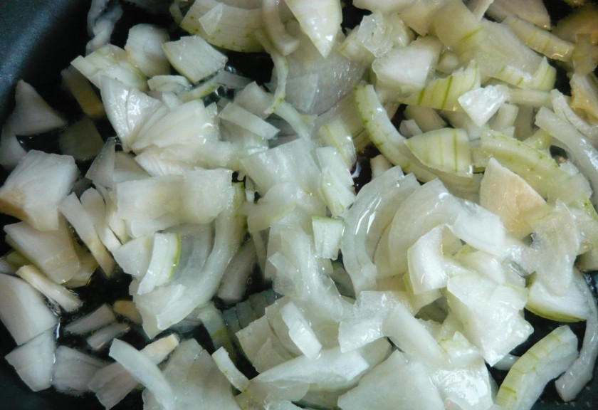 1. Этап. Грибы, жаренные с колбасой: 1. Лук чищу и ополаскиваю водой, затем нарезаю полукольцами. Сковороду разогреваю с растительным маслом, выкладываю в неё лук, обжариваю его до мягкости.