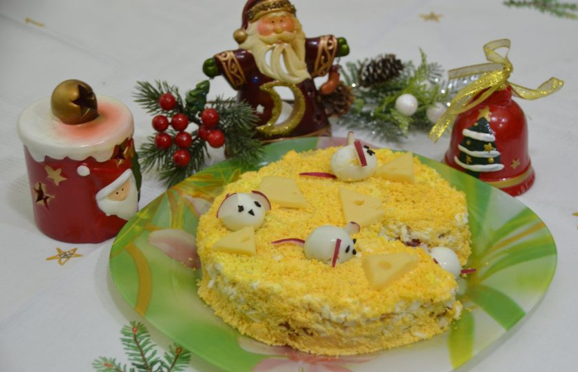 1. Этап. Салат Мышки-шалунишки: Сверху на салат выложите 