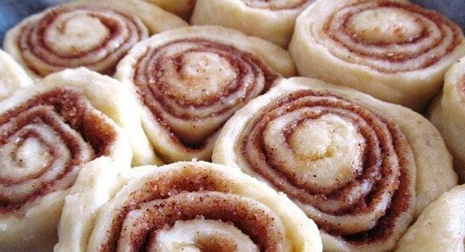 1. Этап. Рецепт булочек Синабон с карамелью: Раскатайте тесто, размером 30х40 см и толщиной в 5 мм. Сделайте начинку из смеси сахара с корицей. Смажьте тесто с одной стороны маслом и смесью, отступив от одного края в 3 см. Сверните пласт теста в рулет, затем нарежьте на порционные булочки. Накройте полотенцем и оставьте на 15 минут в тёплом месте. Запекайте изделия в горячей духовке при 180 градусах в течение 15-20 минут.