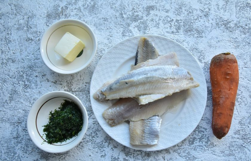 1. Этап. Картофельные корзиночки с селедочным кремом: Пока корзиночки выпекаются, подготовьте продукты для приготовления селедочного крема. Селедку лучше использовать слабосоленую. Морковь заранее отварите до готовности и остудите.