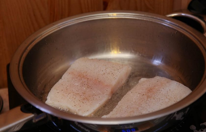 1. Этап. Рыбное филе, жаренное с овощами и креветками: Филе трески вымойте и обсушите бумажными полотенцами. Затем зачистите филе от косточек и натрите солью и перцем. Обжарьте его до золотистой корочки в оливковом масле.