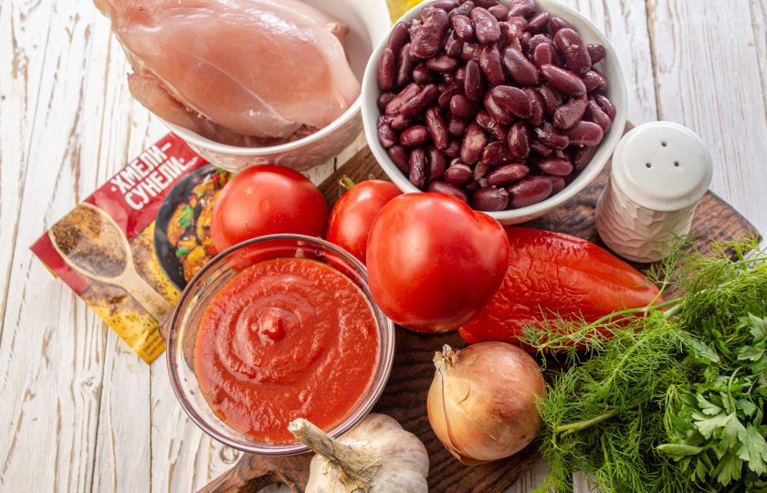 1. Этап. Лобио с курицей и красной фасолью: Подготовьте все необходимые ингредиенты для приготовления лобио.