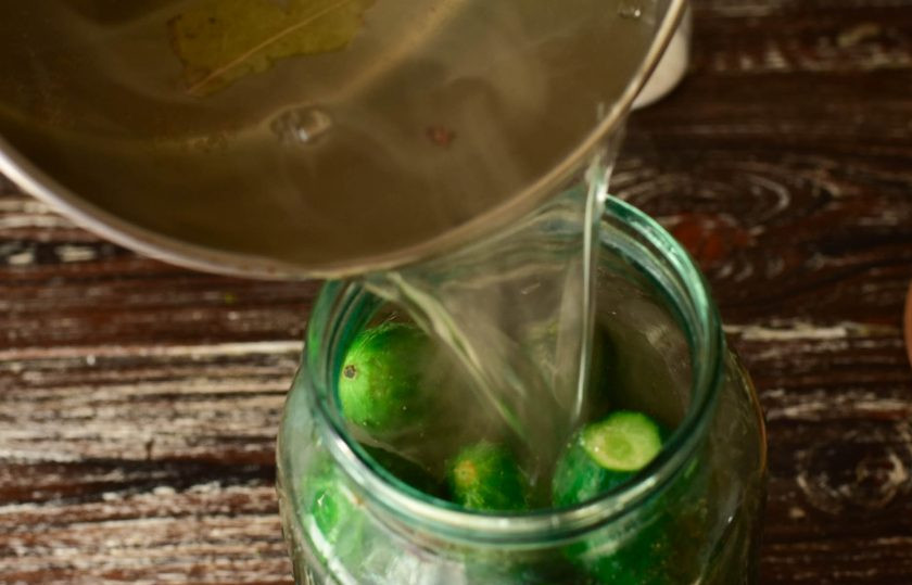 1. Этап. Огурцы в желатине: Залейте огурцы подготовленным маринадом.