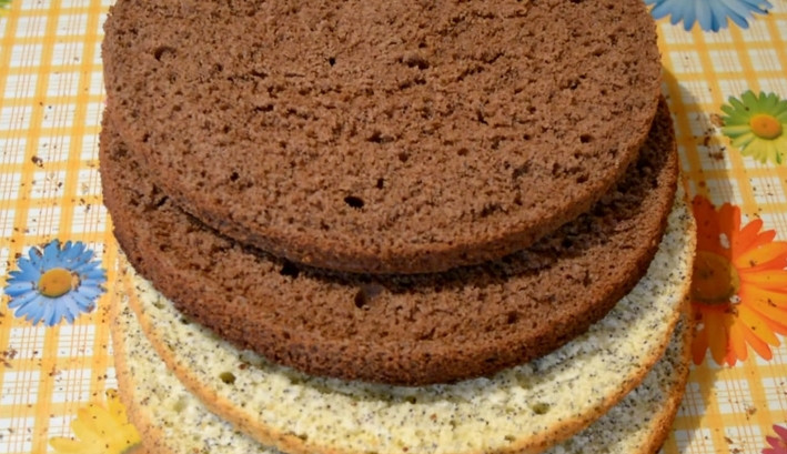 1. Этап. Бисквитный торт Славяночка: 10. Разрежьте бисквиты на 2 части. Удобно сначала наметить ножом по краю надрез, завести нить и ею ровно разделить коржи.