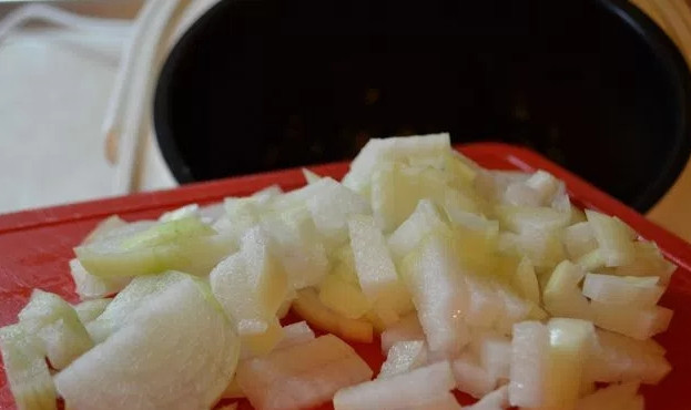 1. Этап. Рагу овощное с фаршем: Пока мясо обжаривается, лук порежьте мелкими кубиками. Добавьте лук к фаршу и обжаривайте все вместе в том же режиме минут 10.