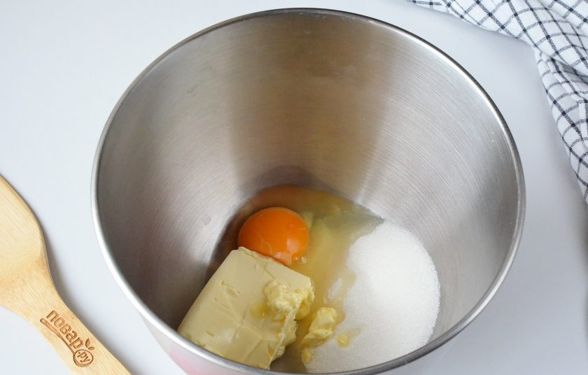 1. Этап. Овсяное печенье с яблоками без муки: Выложите в чашу миксера сливочное масло, сахар и яйцо. Взбивайте 5-7 минут до образования однородной массы.