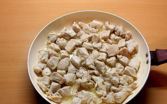 1. Этап. Подлива из куриного филе со сметаной: 2. На среднем огне, периодически помешивая, обжарьте.
