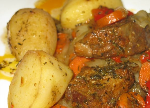 1. Этап. Тушеные утиные грудки: Накройте горшочек крышкой и отправьте снова в духовку на час, можно полтора, при 180 и даже меньше С, грудки должны томиться на маленьком огне, готовность проверяется в процессе. При этом не стоит перемешивать ингредиенты. Тушить грудки можно не только в духовке в горшочках, но и в казане на плите, тоже примерно полтора часа. Готовые тушеные утиные грудки подавать можете с пылу с жару, разложив из горшочка по тарелкам. Приятного аппетита!