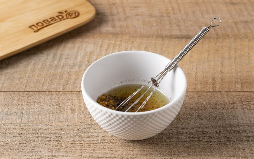 1. Этап. Горчичный картофель по-немецки: Для соуса смешайте зернистую горчицу с оливковым маслом и винным уксусом. Добавьте соль и черный молотый перец.