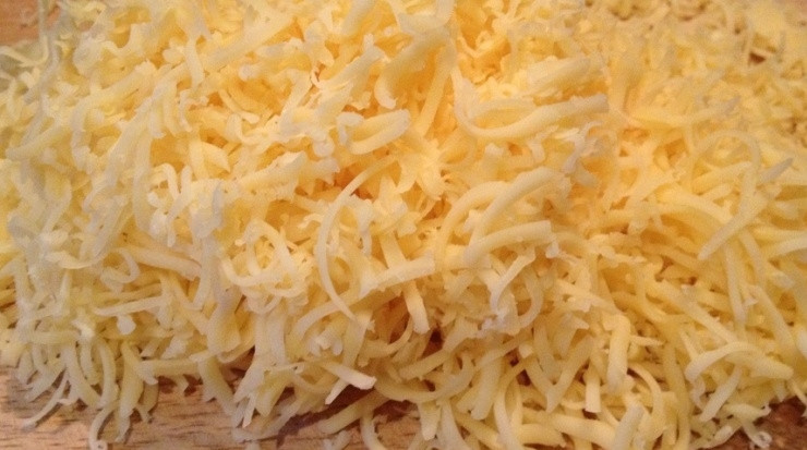 1. Этап. Цветная капуста запеченная в духовке со сливками: Пока сливки с молоком впитывают ароматы приправ, мы натираем на крупной терке сыр.