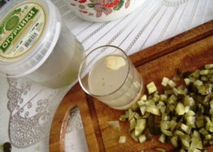 1. Этап. Рассольник с курицей: Нарезать огурцы и влить в кастрюлю стакан рассола. Добавить перец чили.