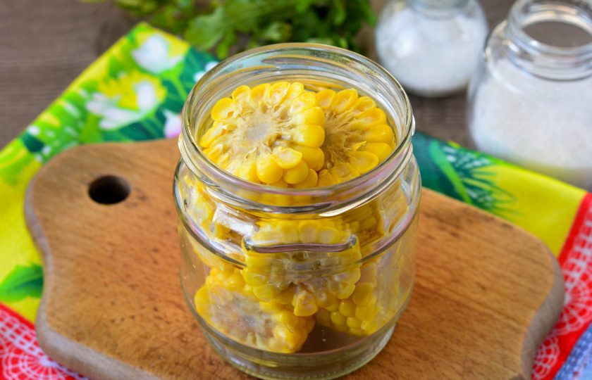 1. Этап. Кукуруза консервированная для похудения: Сложите кукурузу в чистые, заранее простерилизованные банки.