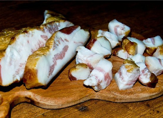 1. Этап. Бануш гуцульский: Убираем кашу с огня, накрываем крышкой и ставим недалеко от костра, пусть доходит и не остывает. А сами беремся за сало и нарезаем небольшими кусочками.