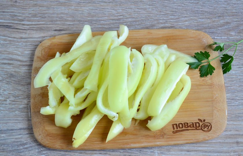 1. Этап. Перец в сладкой заливке: Перец порежьте на куски любой формы и размера, как вам нравится, на вкус это не повлияет. Я режу крупной соломкой.