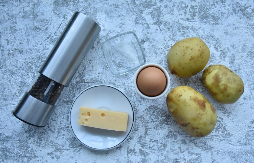1. Этап. Картофельные корзиночки с селедочным кремом: Подготовьте ингредиенты. Трех картофелин среднего размера достаточно для приготовления шести корзиночек.