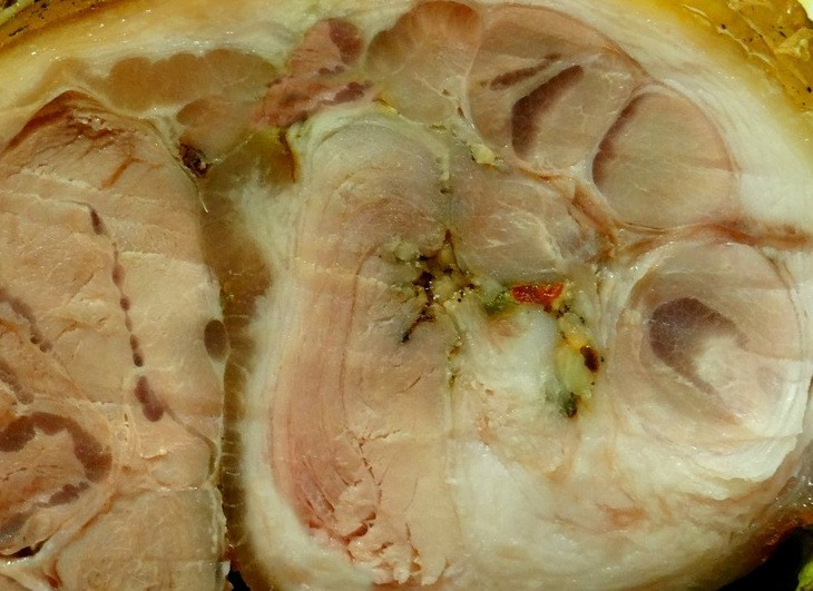 1. Этап. Рулет из свиной рульки: Как только рулет подрумянится, извлекаем его из духовки и оставляем остывать при комнатной температуре, затем ставим в холодильник на 8-10 часов. После этого с рулета можно снять сетку, нарезать его и подать к столу. Приятного всем аппетита!