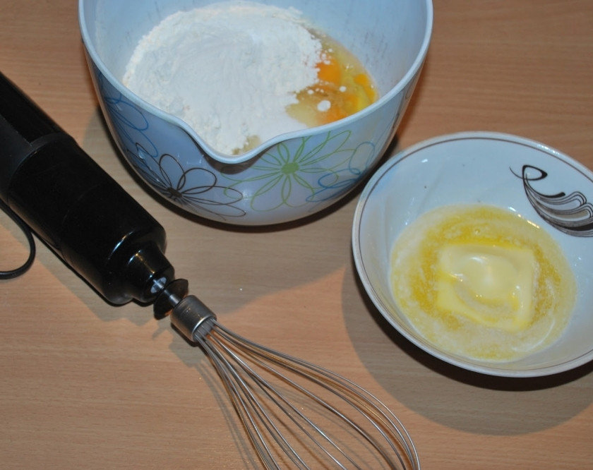 1. Этап. Сладкий пирог на скорую руку: В миску для теста разбиваем 4 яйцо и добавляем стакан сахара, все хорошенько перемешиваем при помощи венчика.