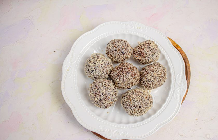 1. Этап. Конфеты Здоровье: Также переложите на тарелку и уберите в холодильник.