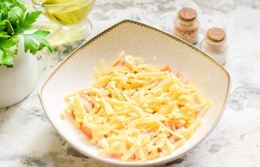 1. Этап. Салат Чикаго с копченой грудкой: Твердый сыр натрите на средней терке, выложите следующим слоем.