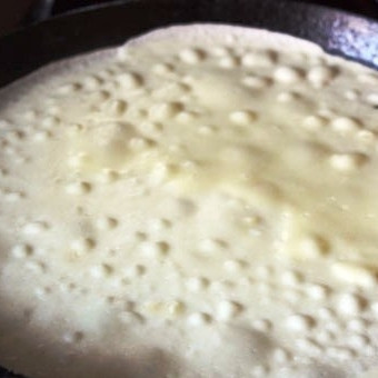 1. Этап. Блинчики со сливами: Выливаем порцию теста на сухую сковороду (масла не надо - масло уже есть в тесте). Обжариваем блинчики только с одной стороны - переворачивать не надо.