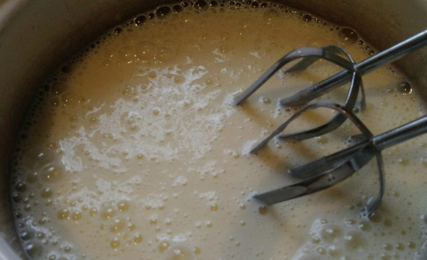 1. Этап. Простое печенье на кефире: 2. Отдельно взбиваем кефир с растительным маслом и содой. Сразу погасите в кефире соду и лишь затем добавляйте масло.