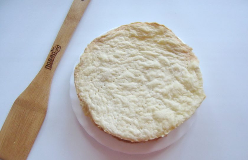 1. Этап. Торт закусочный Грибная фантазия: Испеките пять коржей при 180 градусах.