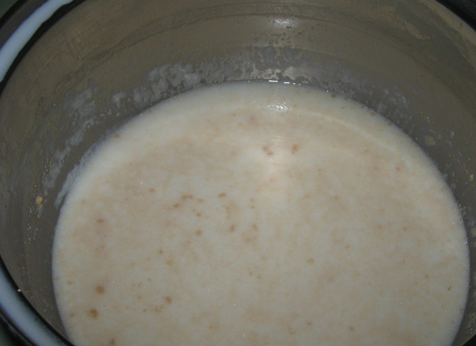 1. Этап. Тесто для плюшек: В миске смешиваем дрожжи, сахар и соль, вливаем стакан теплого молока, перемешиваем и оставляем на 10-15 минут.