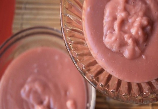 1. Этап. Кисель из овсянки: Разлейте овсяный кисель по формочкам и поставьте в холодильник на 30-60 минут.