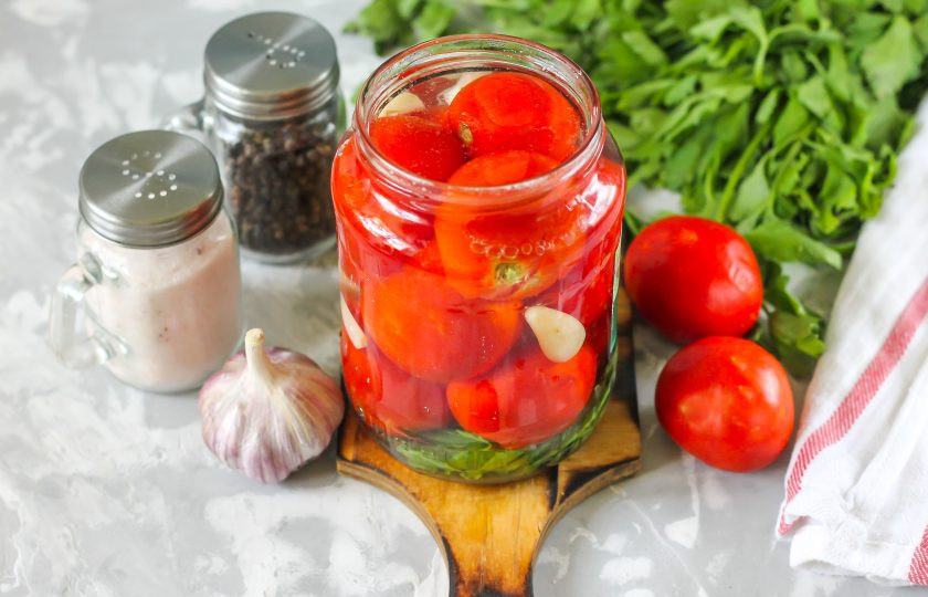 1. Этап. Помидоры без стерилизации: Вскипятите воду и залейте кипяток в банки до верха. Накройте емкость крышкой и оставьте для пропаривания на 10 минут. Время пропаривания зависит от величины томатов.