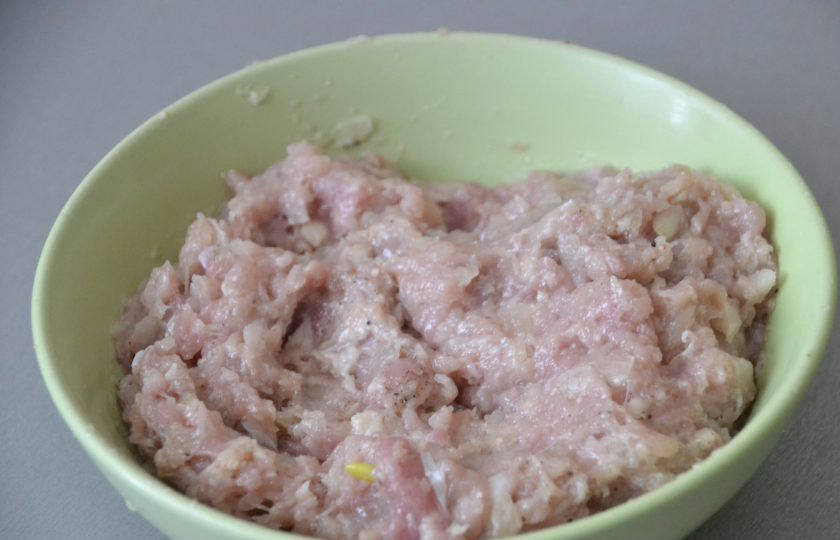 1. Этап. Ложные куриные ножки: Фарш приготовленный из куриного филе с луком поперчите и посолите.