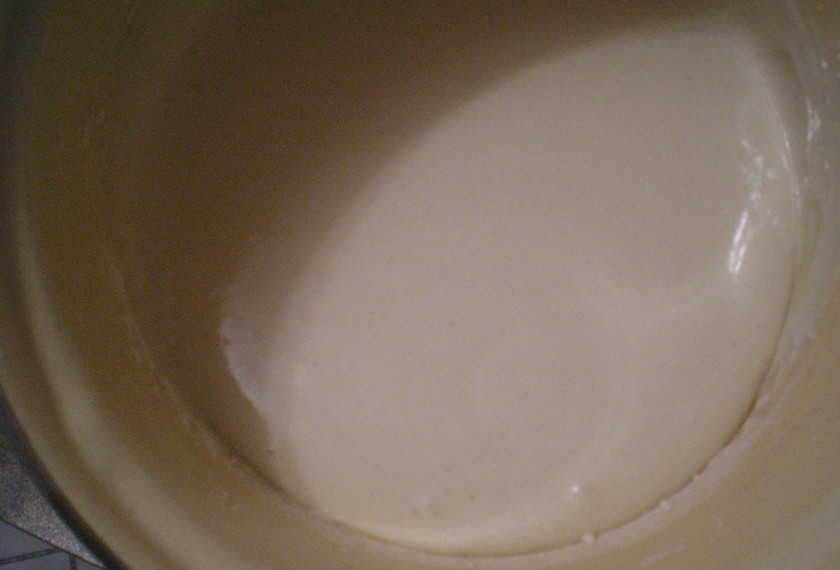 1. Этап. Шарлотка с яблоками и грушами: 5. Всыпайте постепенно 1,5 стакана муки, продолжайте взбивать. В этот момент можно добавить несколько пакетиков ванилина и 1/3 чайной ложки соды. Тесто получится средней густоты.