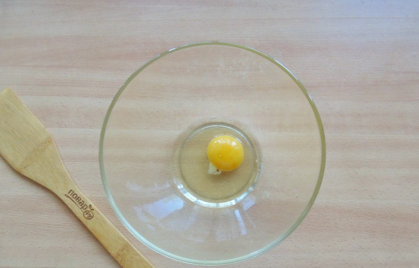 1. Этап. Оладьи для похудения: Яйцо выложите в миску. Можно взять только белок.