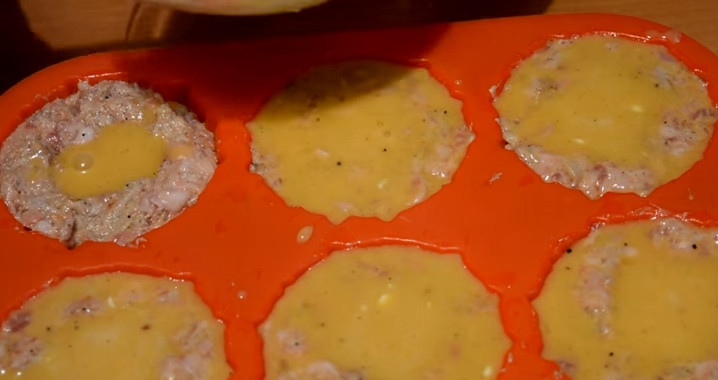 1. Этап. Мясные кексы с начинкой: 6. Затем в каждую форму вылейте яичную массу. Разогрейте духовку до 180 градусов и поставьте туда формочку на полчаса.