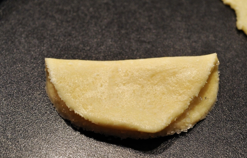 1. Этап. Печенье Гусиные лапки из творога: 2. В тарелку насыпаю сахарный песок, затем каждый круг обмакиваю в сахар, сворачиваю пополам и снова обмакиваю в сахар. Потом складываю еще раз, чтоб получился треугольничек.