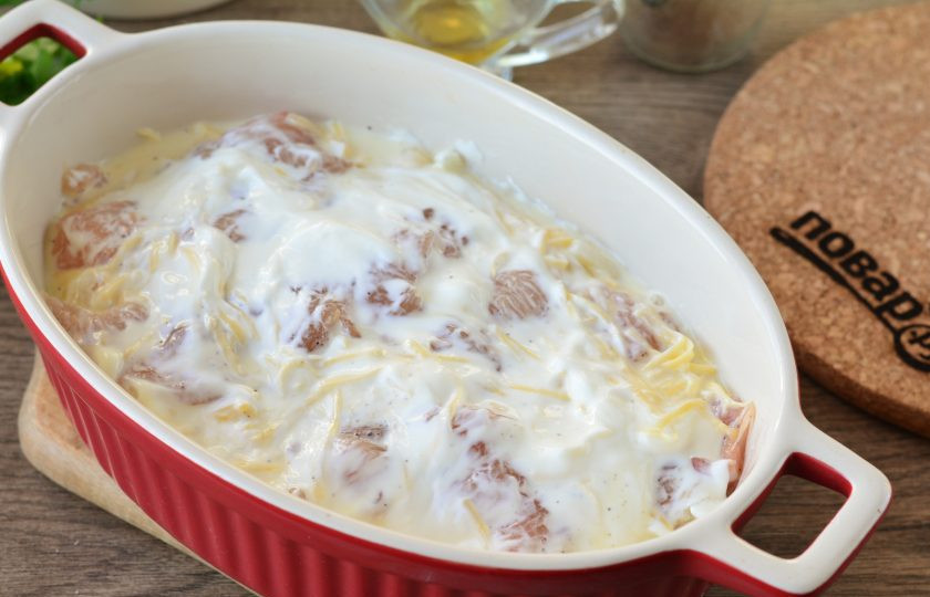 1. Этап. Курица в яично-сырной заливке: Залейте курицу яично-сырной заливкой и поставьте в духовку.