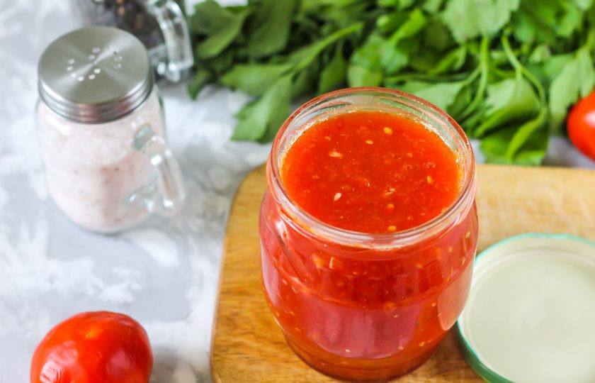 1. Этап. Приправа из помидоров на зиму: Простерилизуйте банку и крышку, влейте в нее приготовленную приправу из помидоров.