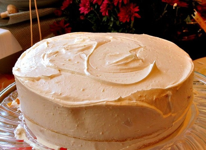 1. Этап. Бисквитный торт с мастикой: Готовый бисквит нужно разрезать по горизонтали пополам. Полученные коржи следует основательно пропитать сиропом, затем смазать 1/2 частью крема и уложить друг на друга. Оставшимся кремом нужно смазать боковую поверхность. Поставьте бисквит на холод.