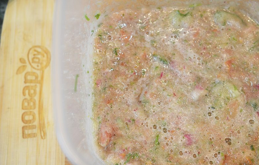 1. Этап. Гаспачо с редисом и фенхелем: Измельчите с помощью блендера.