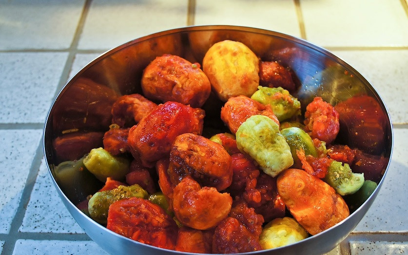 1. Этап. Джем из кактуса: Сложить все плоды в глубокую посуду.